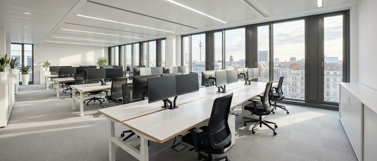 Grundreinigung Berlin: gepflegte Büroarbeitsplätze mit sauberem Bodenbelag